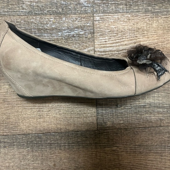 HOGL NWOT  7 Suede wedges with stone/feather embellishments - Picture 12 of 15